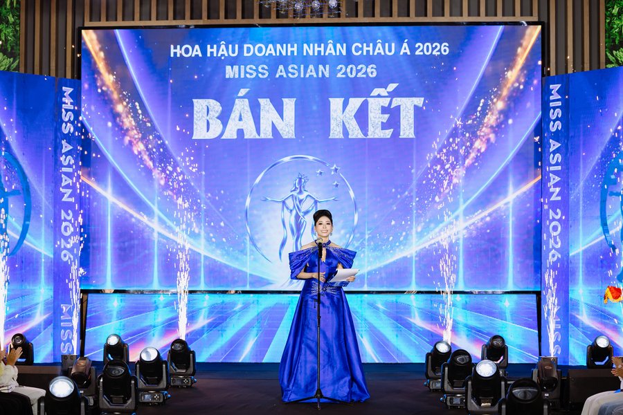 Hoa hậu Đại sứ Toàn cầu Nguyễn Hạnh Nguyên, Trưởng Ban Tổ chức cuộc thi, phát biểu khai mạc đêm Bán kết "Miss Asian 2026"