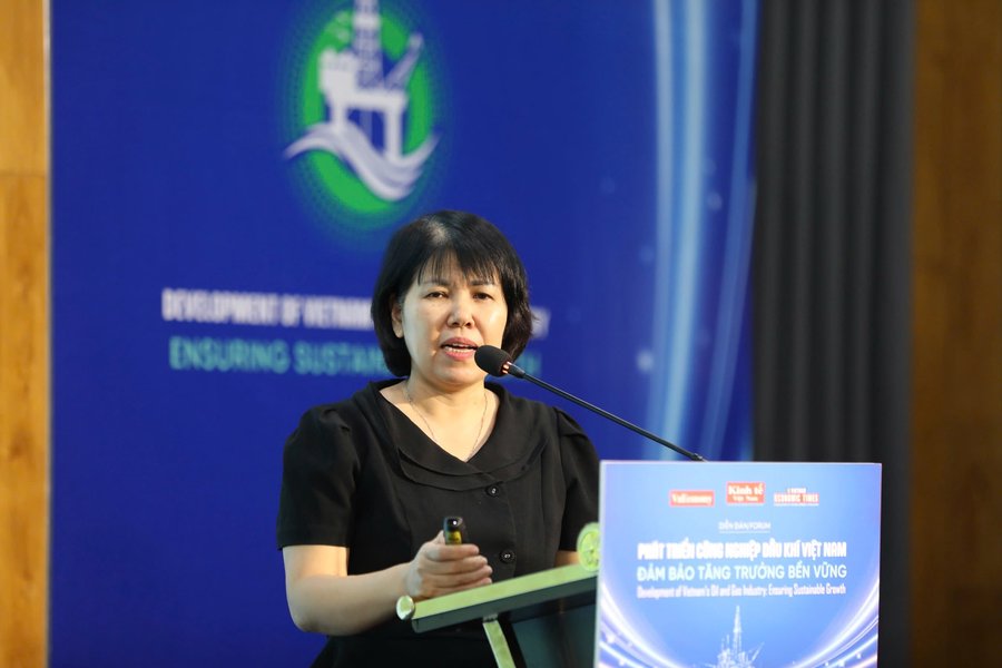 Tiến sĩ Đặng Thị Thu Hoài, Trưởng Phòng Kinh tế Ngành và Địa phương, Viện Nghiên cứu Chính sách và Chiến lược, Ban Chính sách, Chiến lược Trung ương trình bày tại diễn đàn