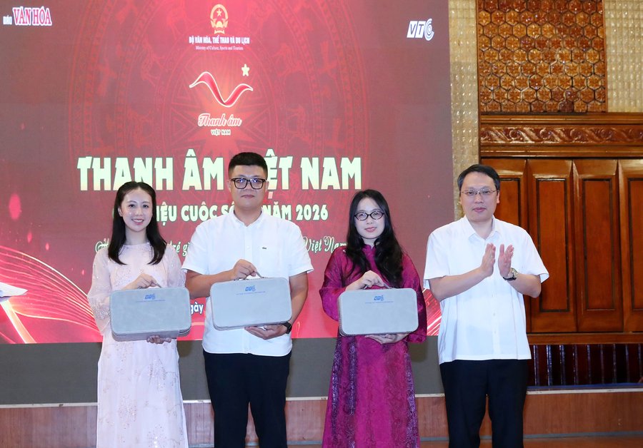 Thứ trưởng Nguyễn Huy Dũng trao quà tặng 3 trường có thành tích cao nhất trong lần trải nghiệm đầu tiên với chương trình thông qua phần thi "Đố vui Thanh âm Việt Nam"