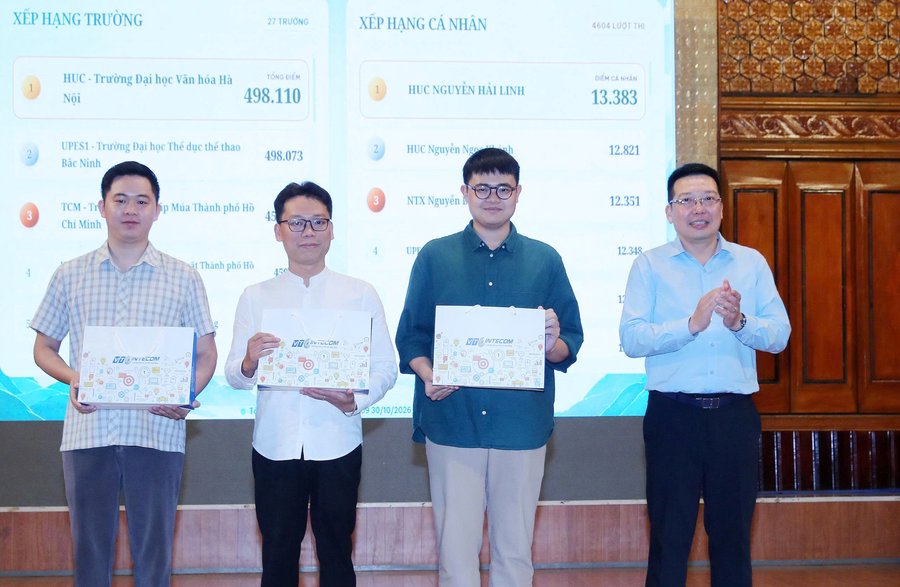 Vụ trưởng Vụ Khoa học công nghệ, Đào tạo và Môi trường, Nguyễn Anh Vũ trao quà tặng 3 học sinh, sinh viên có thành tích cao nhất trong lần trải nghiệm đầu tiên với chương trình thông qua phần thi "Đố vui Thanh âm Việt Nam"