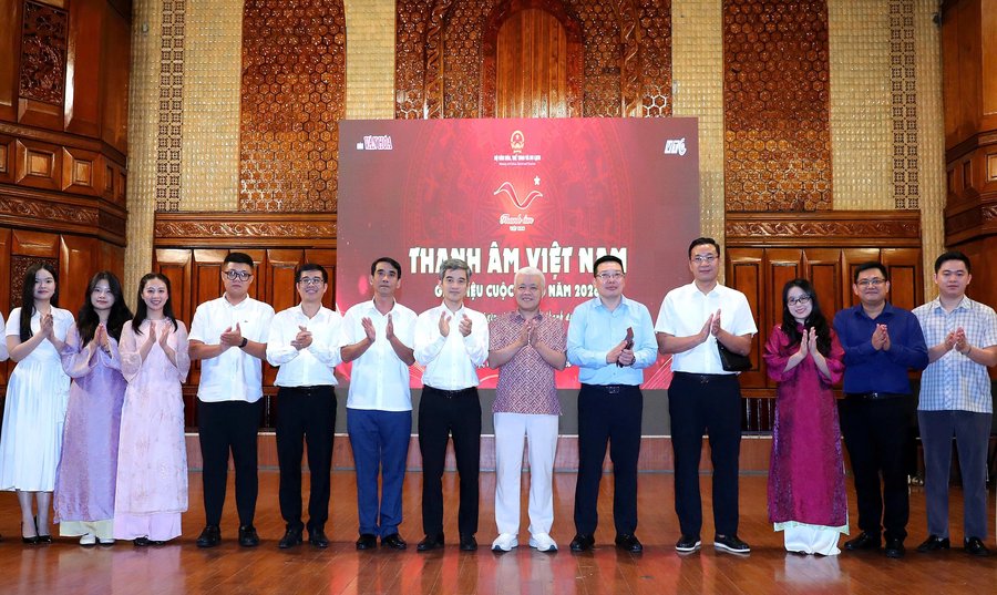 Các đại biểu tham dự chương trình chụp ảnh lưu niệm