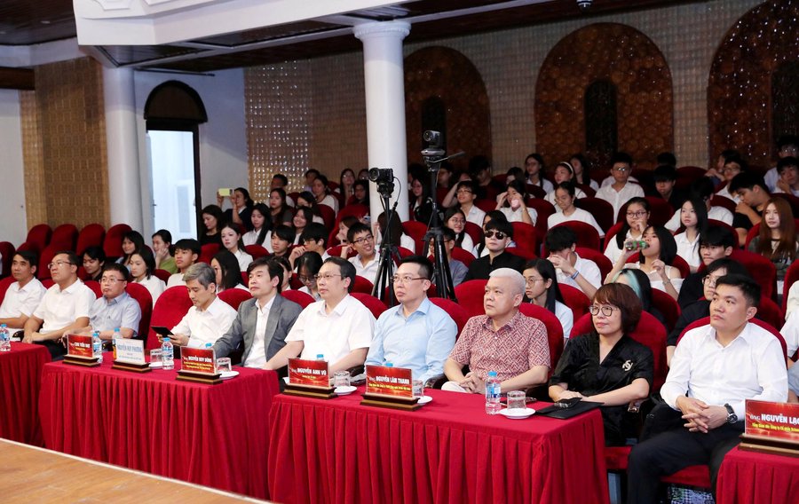 Thứ trưởng Nguyễn Huy Dũng và các đại biểu dự chương trình