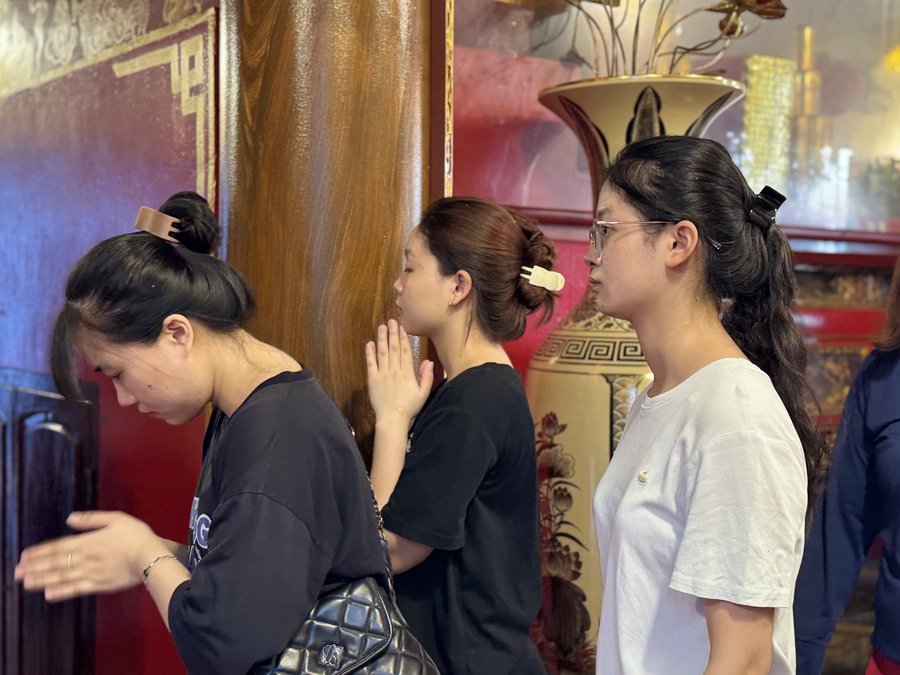 Nhiều bạn trẻ đến Phủ Tây Hồ và những di tích văn hoá lịch sử