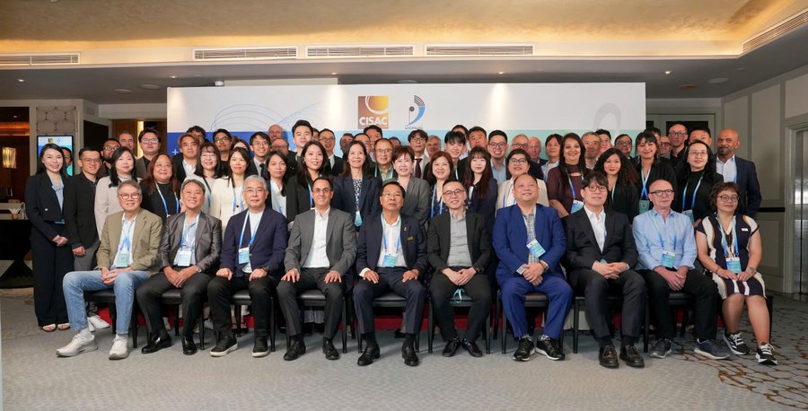 Các đại biểu chụp ảnh lưu niệm