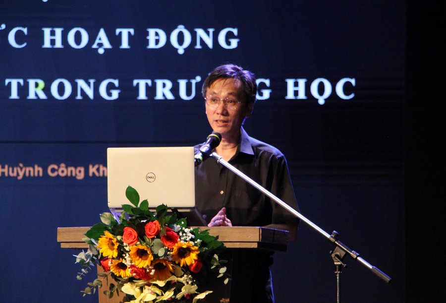 Ông Huỳnh Công Khôi Nguyên - Trưởng Phòng Khai thác và phổ biến tư liệu điện ảnh, Viện Phim Việt Nam, chia sẻ chuyên đề "Phương pháp giáo dục điện ảnh và tổ chức hoạt động xem phim trong trường học", vào sáng 30.10