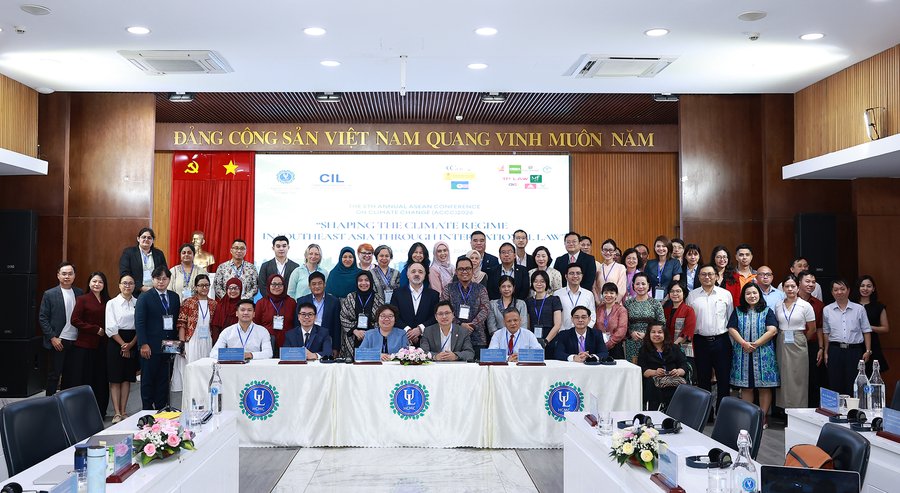 Đại biểu chụp ảnh lưu niệm
