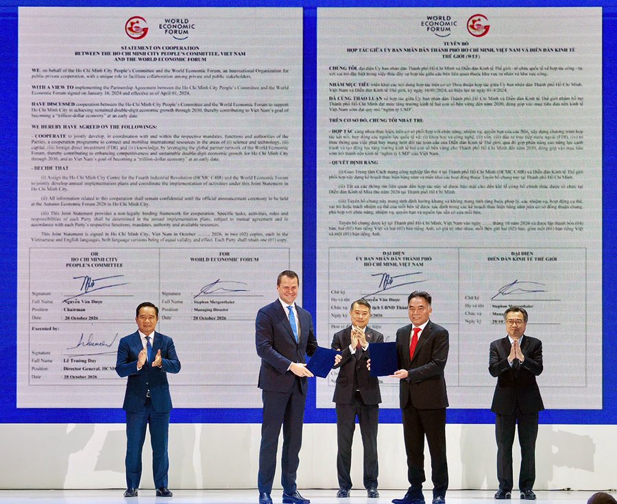 Thủ tướng Chính phủ Lê Minh Hưng và các đại biểu chứng kiến trao văn kiện hợp tác giữa TP.HCM và Diễn đàn Kinh tế Thế giới