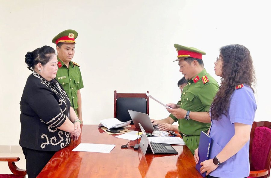 Cơ quan Cảnh sát điều tra Công an tỉnh Cà Mau thi hành lệnh bắt bị can để tạm giam đối với Hồ Thị Kiểng về hành vi lừa đảo chiếm đoạt tài sản. Ảnh: Công an Cà Mau