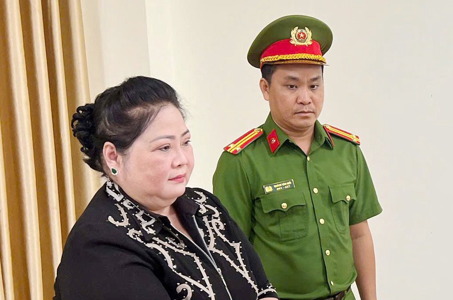 Bà Hồ Thị Kiểng tại thời điểm Cơ quan Cảnh sát điều tra Công an tỉnh Cà Mau thi hành lệnh bắt để tạm giam. Ảnh: Công an Cà Mau