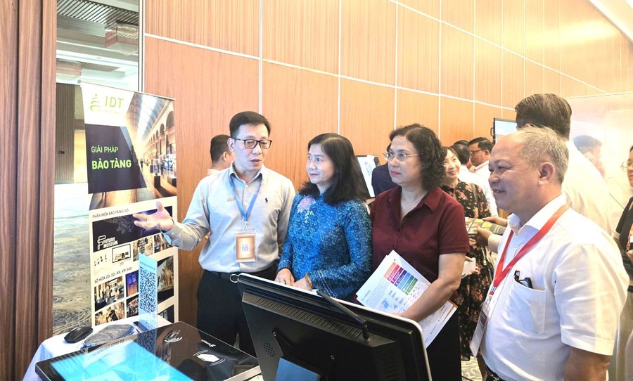 Các đại biểu tham quan gian trưng bày, giới thiệu về công nghệ số lĩnh vực thư viện