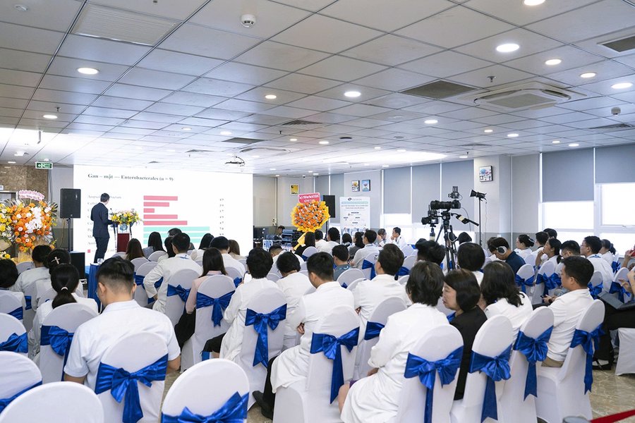 Các báo cáo khoa học tập trung vào những vấn đề thực tiễn trong chẩn đoán, điều trị và chăm sóc người bệnh