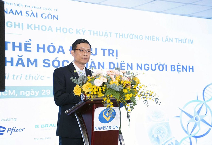 Ông Nguyễn Trương Khương, Chủ tọa đoàn, Giám đốc chuyên môn Bệnh viện Đa khoa Quốc tế Nam Sài Gòn phát biểu tại hội nghị