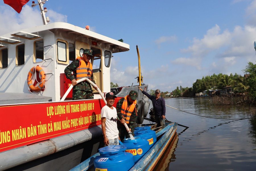 Ngành chức năng đưa sà lan chở nước ngọt hỗ trợ người dân xã Biển Bạch. Đây là xã thường gặp khó khăn về nước ngọt sinh hoạt mỗi khi đến mùa hạn hán, xâm nhập mặn