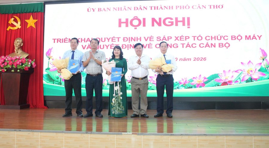 Lãnh đạo UBND TP. Cần Thơ trao quyết định về công tác cán bộ đối với các trường cao đẳng