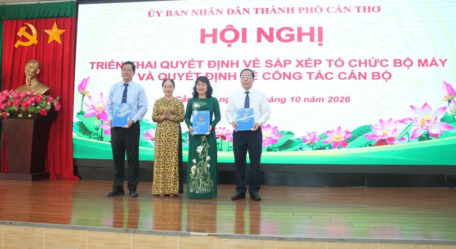 Lãnh đạo Ban Tổ chức Thành ủy Cần Thơ trao quyết định về sắp xếp tổ chức bộ máy của các trường cao đẳng