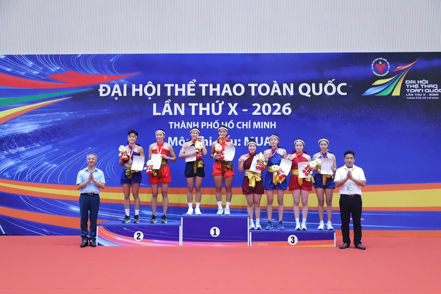 Ban tổ chức trao huy chương cho các VĐV thi đấu đạt thành tích cao trong ngày thi đấu cuối 29.10