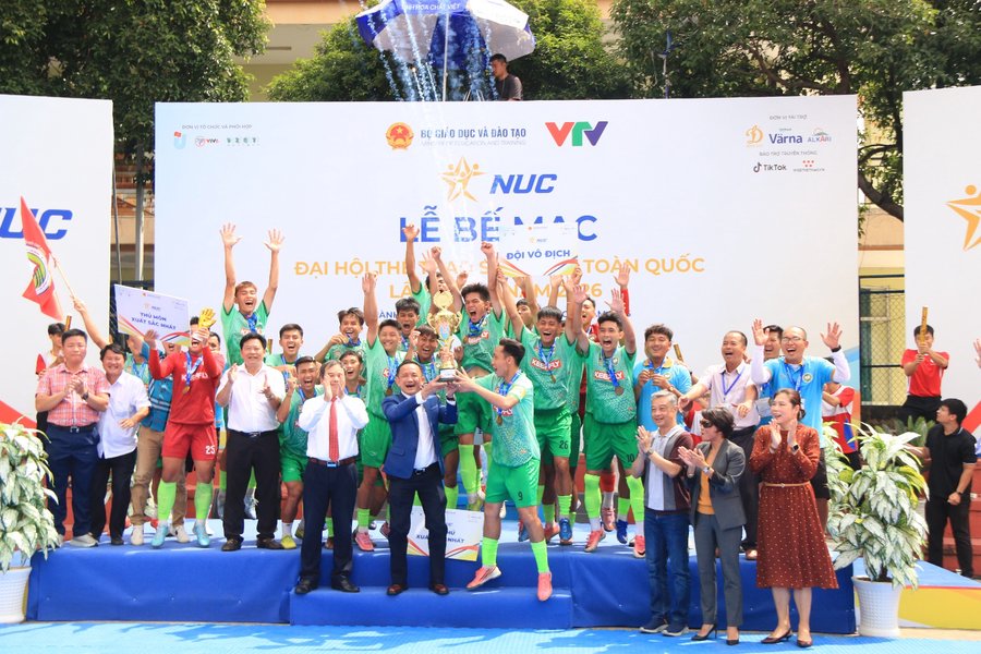Hiệu trưởng Trường Đại học TDTT TP.HCM - TS. Võ Quốc Thắng nâng cúp cùng đội tuyển Trường Đại học TDTT TP.HCM