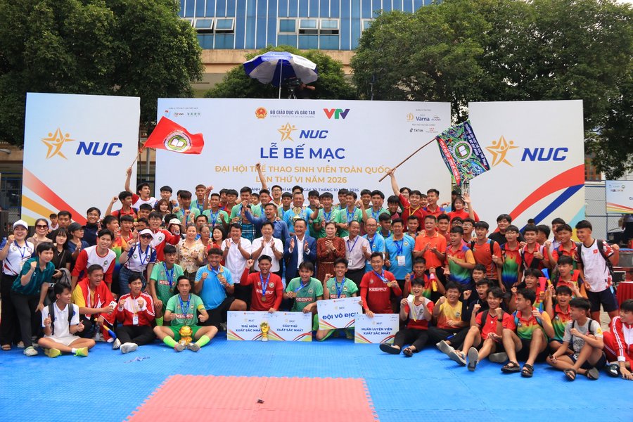 Lãnh đạo Nhà trường chụp hình lưu niệm cùng đội bóng đá Trường Đại học TDTT TP.HCM
