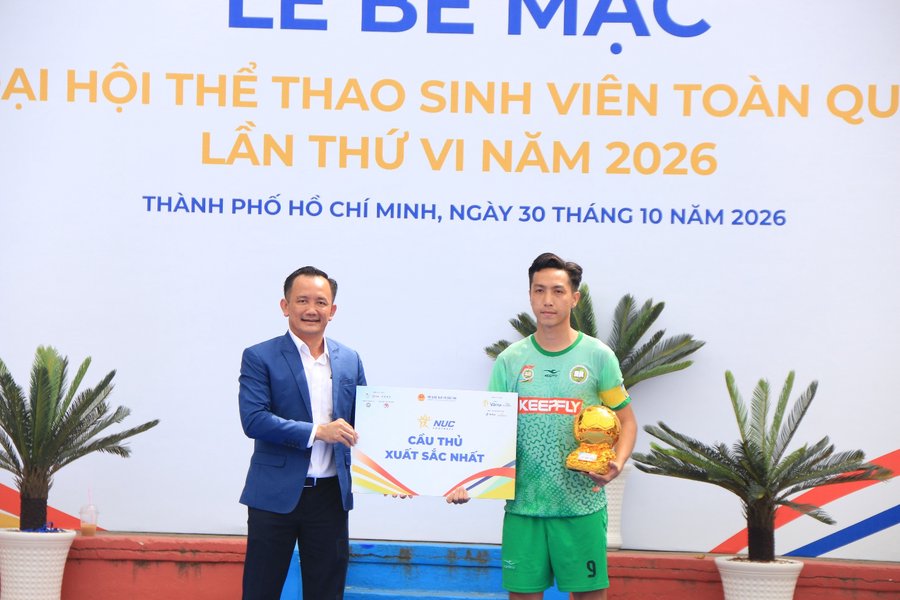Ban tổ chức trao danh hiệu Cầu thủ xuất sắc nhất cho đội trưởng Hữu Hào của chủ nhà