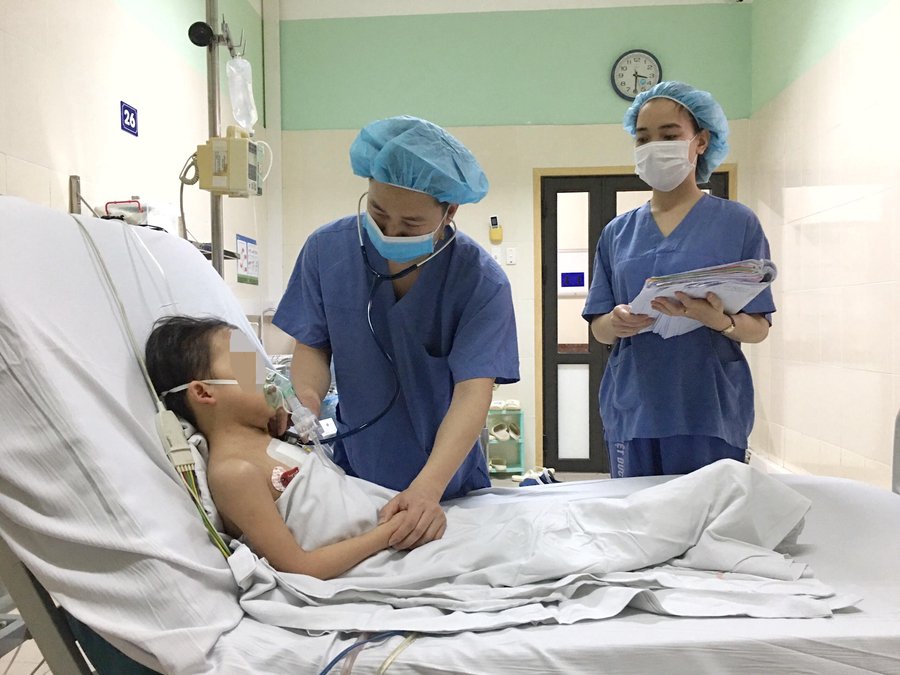 Bệnh nhi 7 tuổi, nặng 16kg hồi sinh từ ca ghép tim do một nam thanh niên hiến tạng sau khi chết não. Ảnh: NGỌC MY