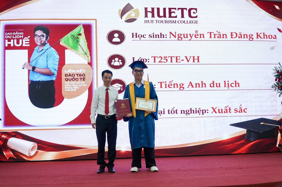 Ông Phạm Bá Hùng, Hiệu trưởng Trường Cao đẳng Du lịch Huế trao bằng tốt nghiệp và khen thưởng học sinh tốt nghiệp xuất sắc. Ảnh: T.An