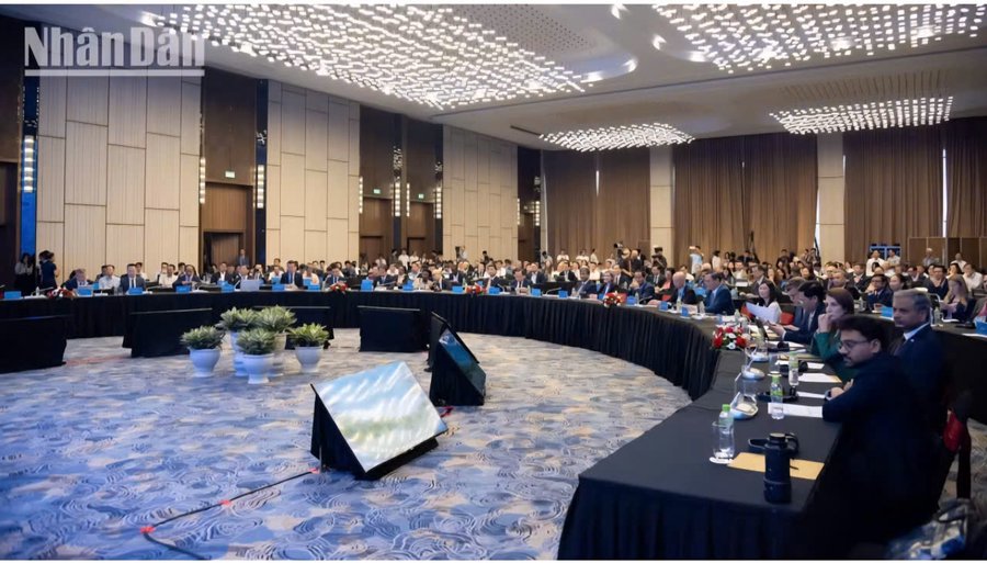 Phiên thảo luận “Góc nhìn đối tác: Doanh nghiệp, giới học thuật và tổ chức quốc tế” trong khuôn khổ Hội nghị bàn tròn Bộ trưởng thuộc Tuần lễ Số quốc tế Việt Nam 2026. Ảnh: nhandan.vn