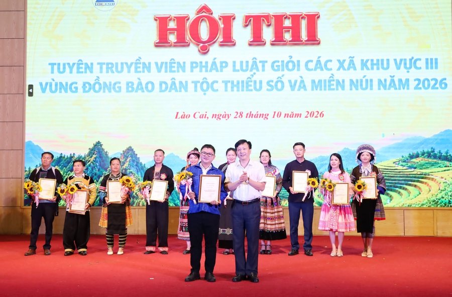 Ban Tổ chức trao giải Nhất cho đội xã Y Tý cùng các giải Nhì, giải Ba, giải Khuyến khích và giải phụ cho các đội thi xuất sắc
