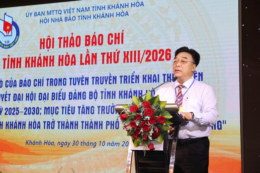 Ông Đoàn Minh Long - Chủ tịch Hội Nhà báo tỉnh Khánh Hòa phát biểu khai mạc và đề dẫn hội thảo