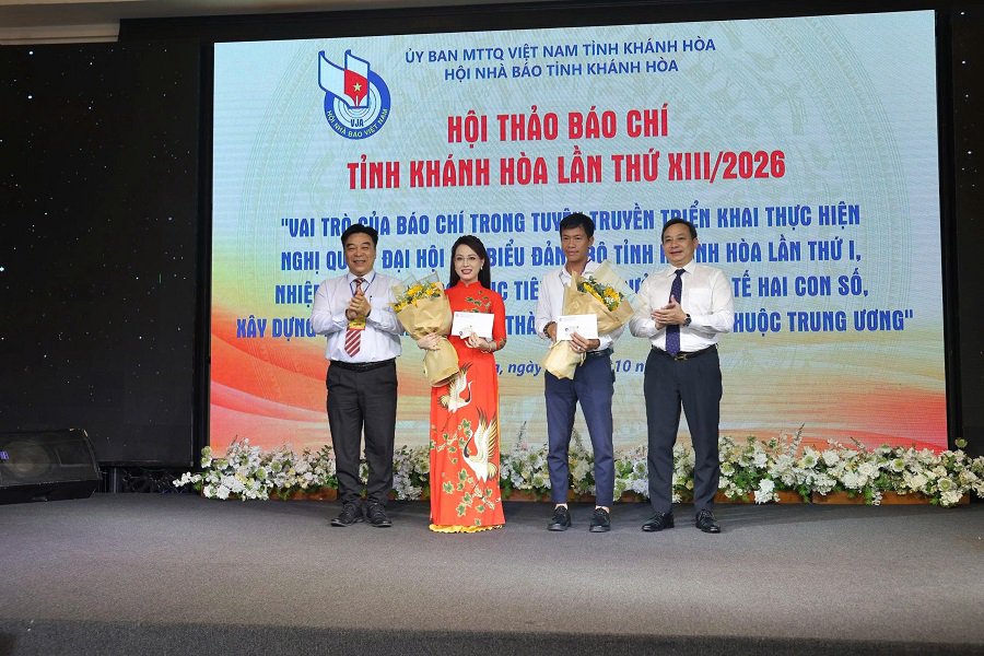 Đại diện Hội Nhà báo Việt Nam và Hội Nhà báo tỉnh Khánh Hòa trao Kỷ niệm chương "Vì sự nghiệp báo chí Việt Nam" và Quyết định kết nạp hội viên