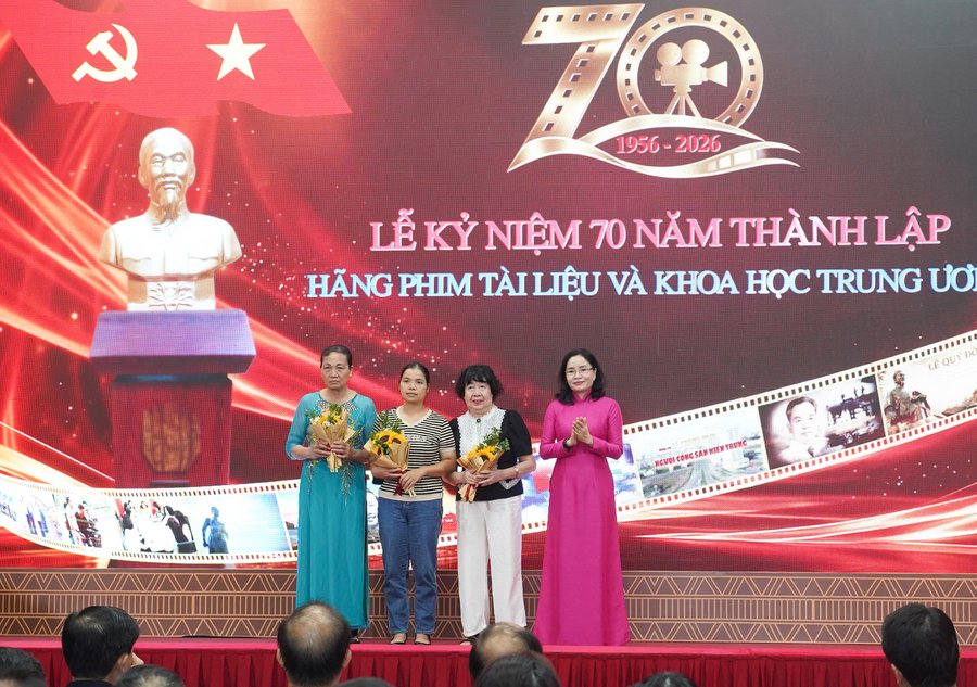 Thứ trưởng Trịnh Thị Thuỷ trao hoa tri ân các gia đình liệt sĩ