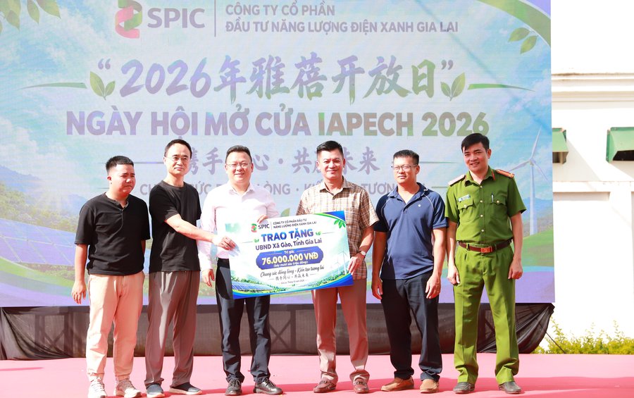 Ban Tổ chức đã thực hiện nghi thức trao biển biểu trưng ghi nhận sự đồng hành cùng cộng đồng