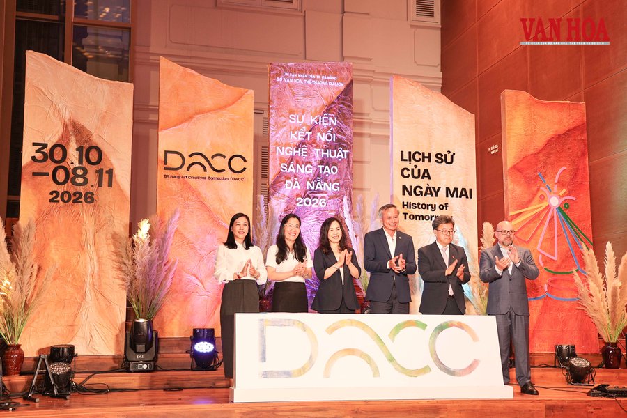 Các đại biểu thực hiện nghi thức khai mạc sự kiện
