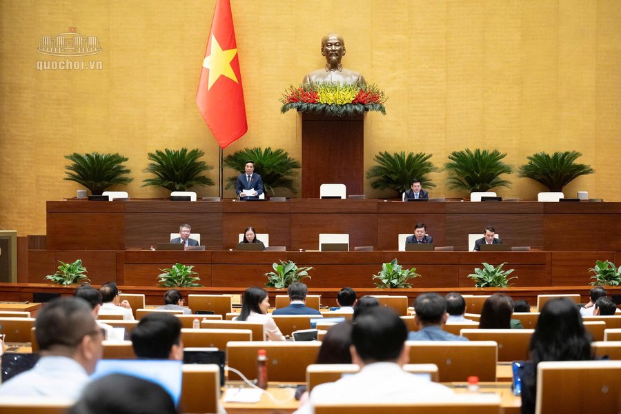 Quốc hội thảo luận ở hội trường về dự án Luật Thực hiện dân chủ ở cơ sở (sửa đổi)