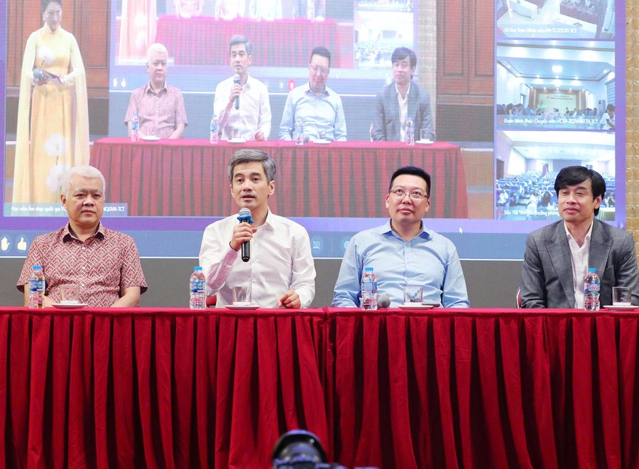 Đại diện Ban Tổ chức giao lưu với sinh viên tại điểm cầu chính và các điểm cầu trên cả nước
