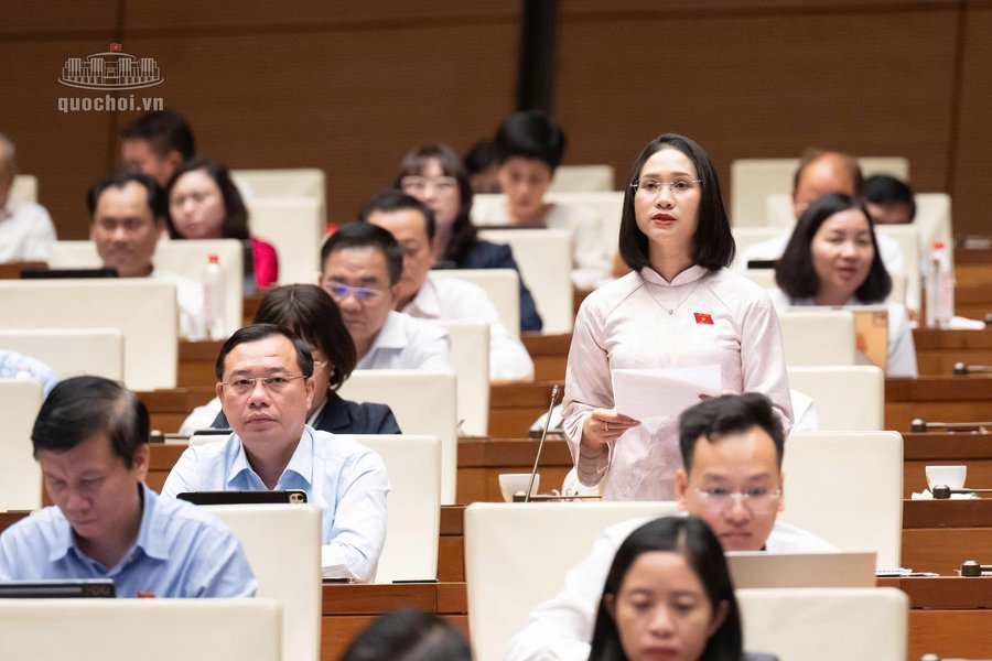 Đại biểu Nàng Xô Vi, Đoàn ĐBQH tỉnh Quảng Ngãi phát biểu